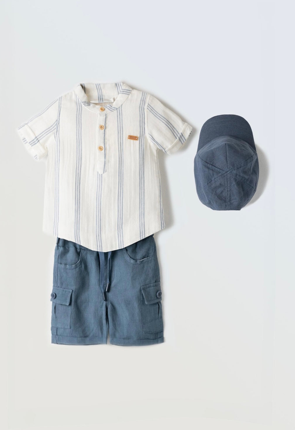 Completo maglia, pantaloncino e cappellino con visiera baby maschio