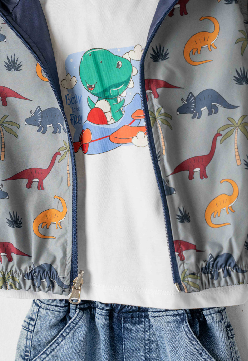 Completo giubbotto, maglietta e jeans bambino