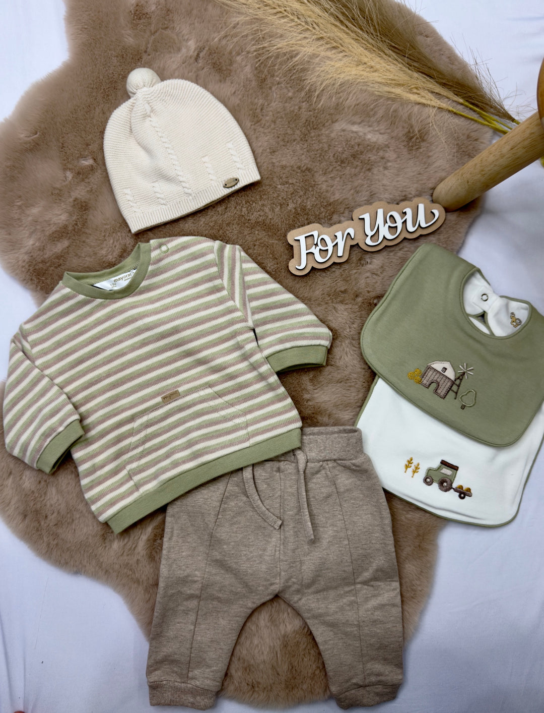 Completo con pantalone e felpa neonato Mayoral