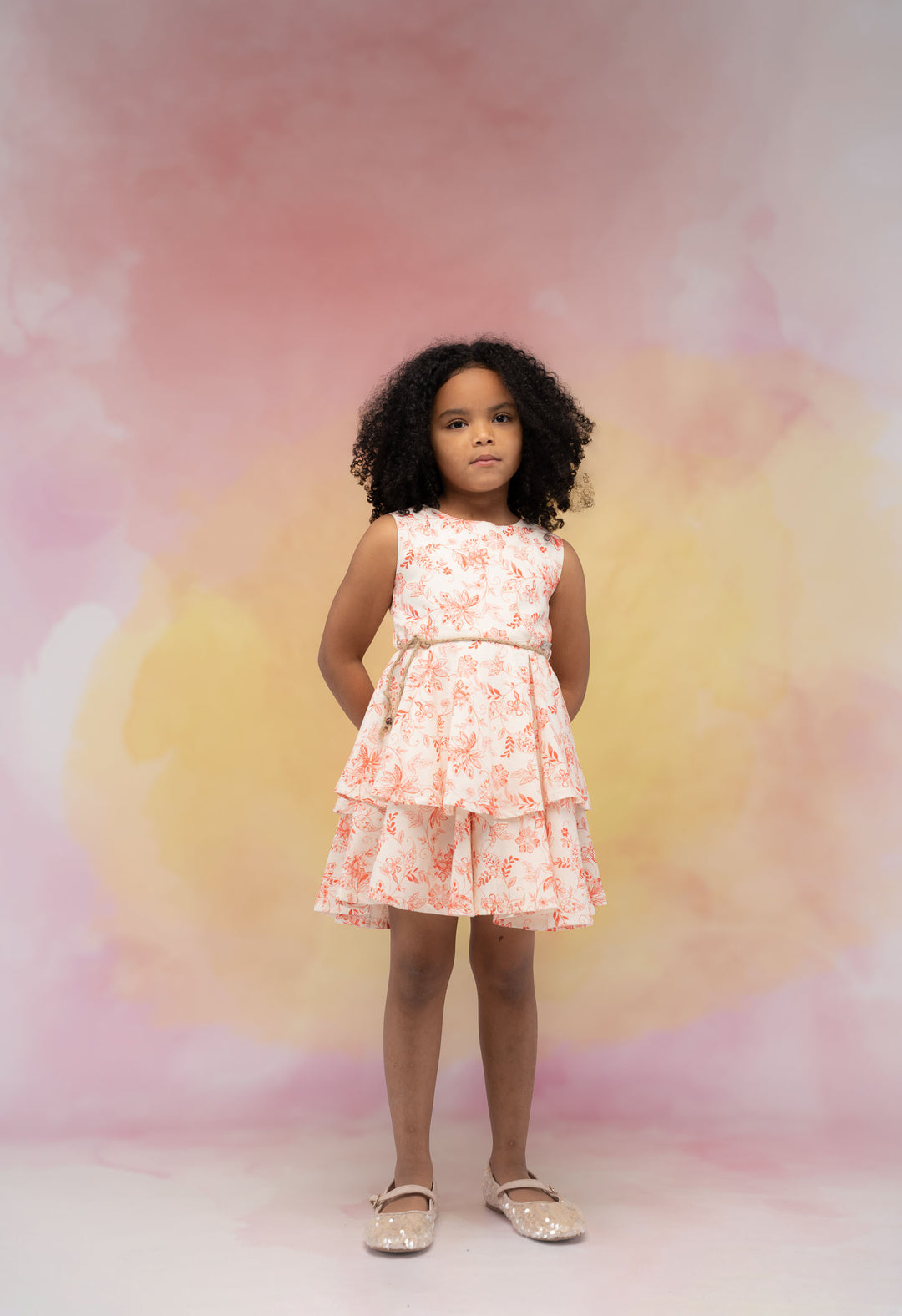Vestito con stampe e borsa di paglia bambina ebita