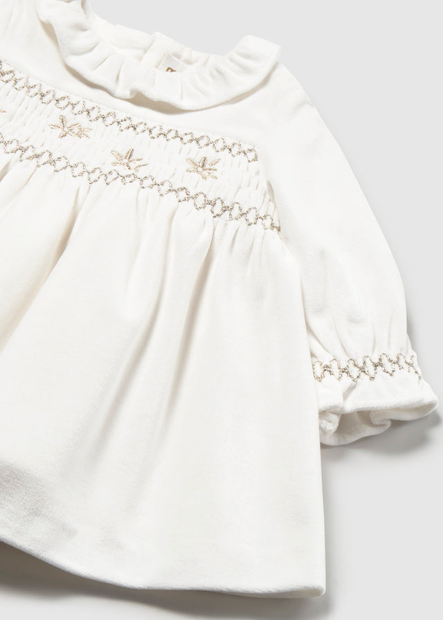 Vestito manica lunga con ricamo e punto smock in oro neonata Mayoral