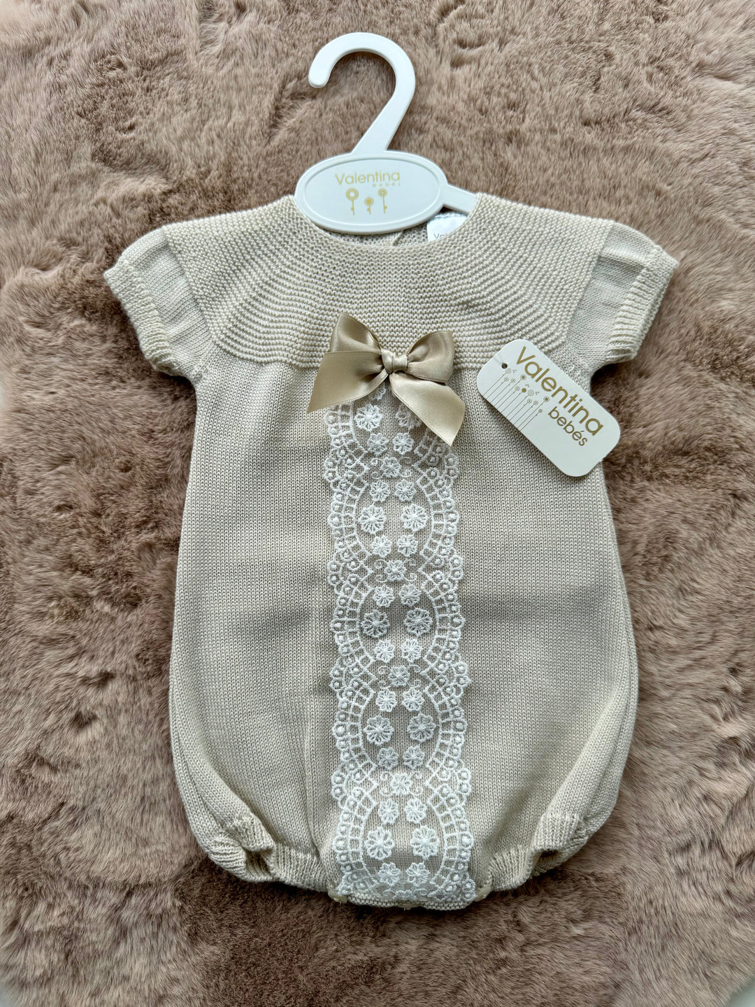 Pagliaccetto con fiocco e macramè neonata Valentina Bebès