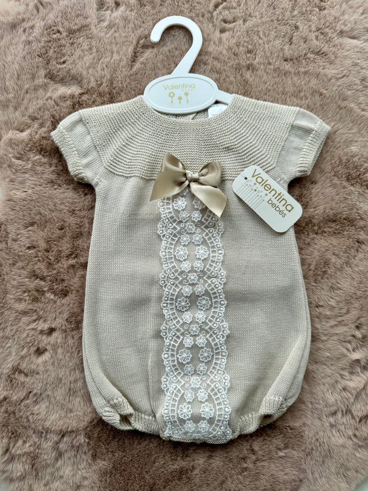 Pagliaccetto con fiocco e macramè neonata Valentina Bebès
