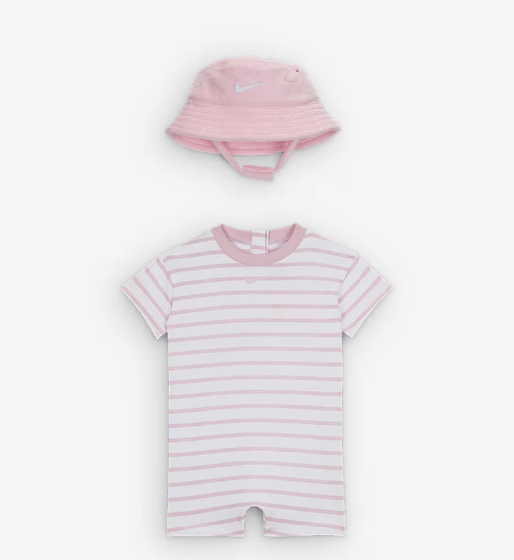 Pagliaccetto e cappellino con logo neonata