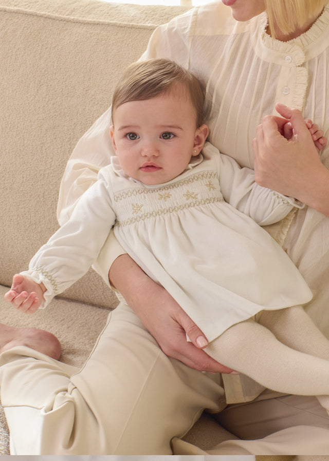 Vestito manica lunga con ricamo e punto smock in oro neonata Mayoral