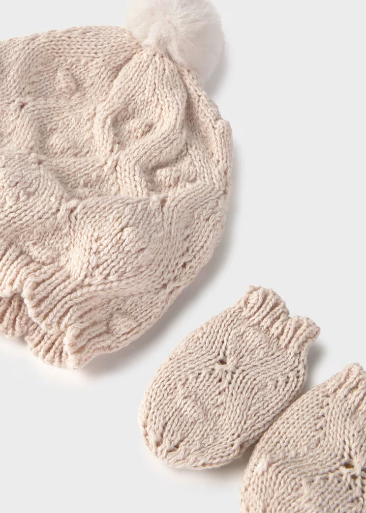 Cappello con pon pon e guantini neonata Mayoral